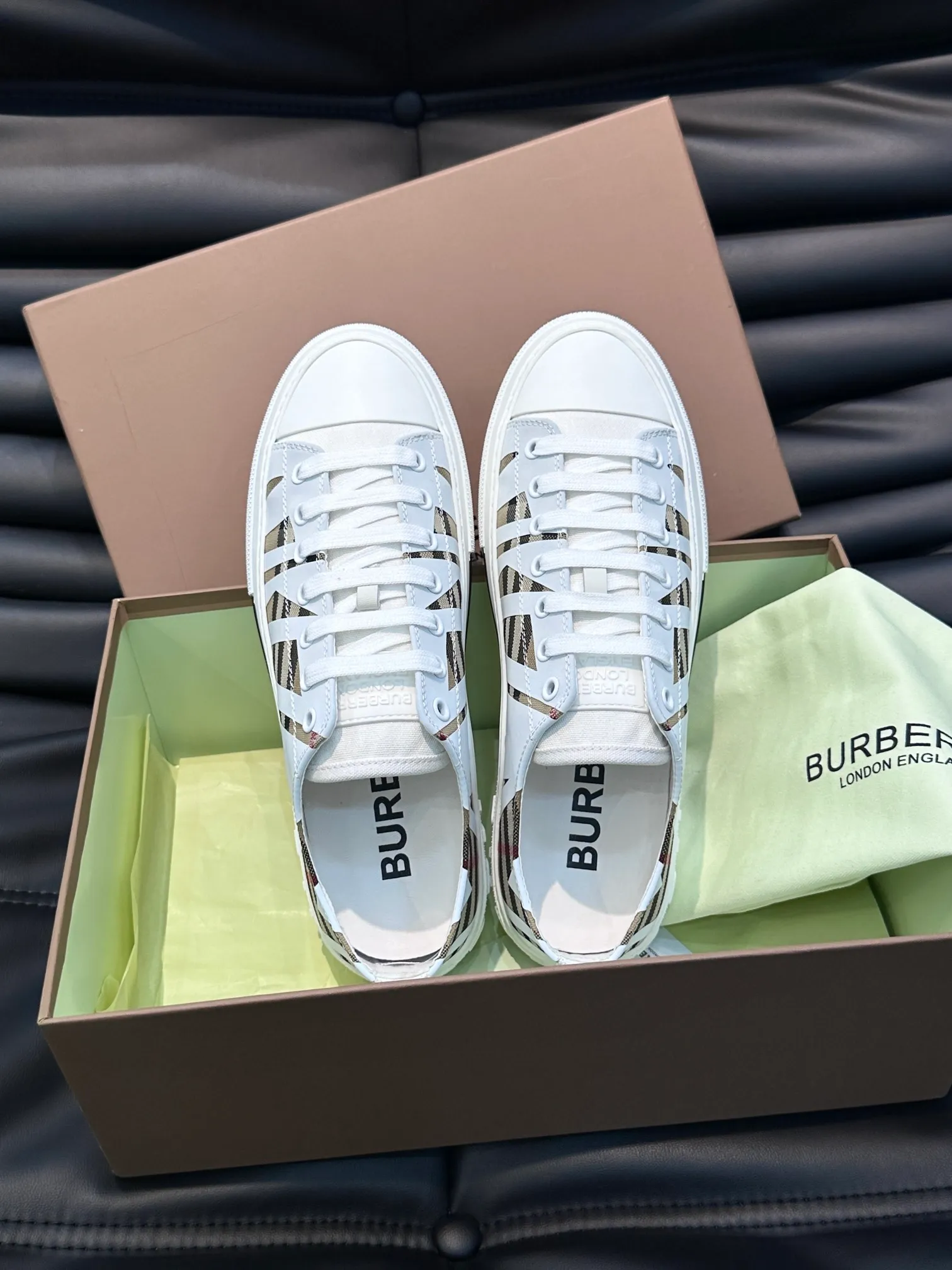 Men's shoes 💰p400 "BURBERR*" men's classic low-top sneakers, reinterpreted with Vintage retro plaid cotton material and decorated with a new brand logo. First-layer sheepskin lining, embossed Burberry lettering logo on the heel, T men's shoes 💰pU original outsole! Size: 38-44 (45 customized)